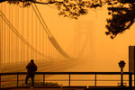 Вид на мост Джорджа Вашингтона, окутанный смогом, в Нью-Йорке, 7 июня 2023 года
