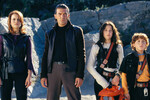 <b>«Дети шпионов 2: Остров несбывшихся надежд» (2002)</b>
<br><br>
Но прошлое настигает семейную пару: пропадают бывшие коллеги Грегорио. Вскоре похищают и их с женой. Кто их спасет? Конечно, дети.
Снял фильм, а затем и его сиквелы, Роберт Родригес. Бандерас, впрочем, снялся только в двух продолжениях из четырех.
