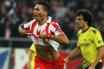 Защитник «Олимпиакоса» Хосе Олебас отмечает свой гол в ворота «Боруссии»