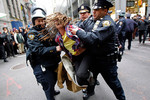 За день полиция Нью-Йорка арестовала 300 человек