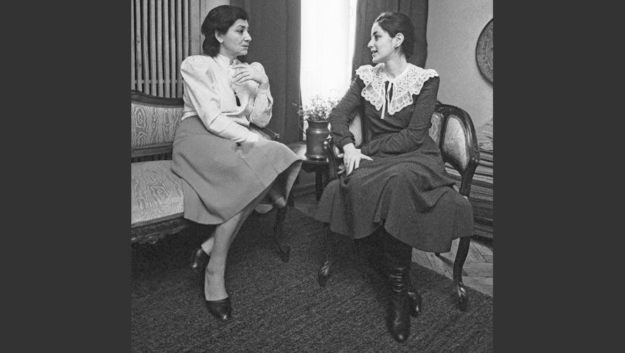 1984 год. Певицы Нани Брегвадзе (слева) и Тамара Гвердцители во время беседы