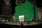 Всемирный торговый центр подсвечен зеленым в честь Дня святого Патрика на Манхэттене, Нью-Йорк, 17 марта 2017 года