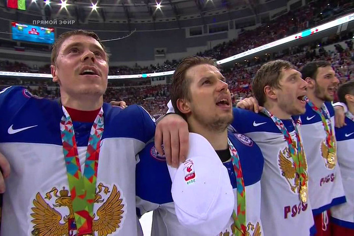 Хоккеисты сборной России исполняют гимн после победы на чемпионате мира