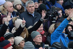 Люди показывают на пальцах число погибших родственников во время акции в память о жертвах пожара в ТЦ «Зимняя вишня» в Кемерово, 27 марта 2018 года