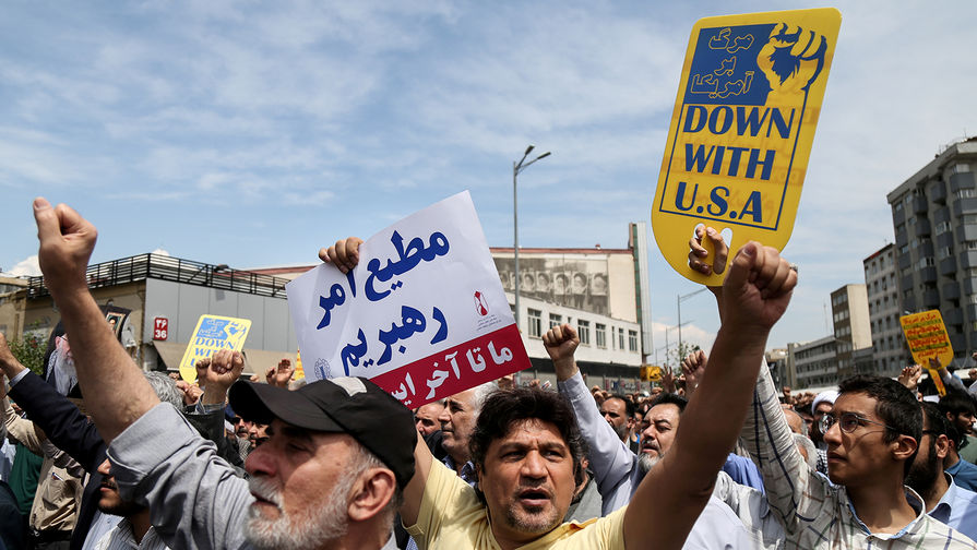 Участники демонстрации в Тегеране против решения президента США Дональда Трампа выйти из ядерной сделки с Ираном, май 2018 года