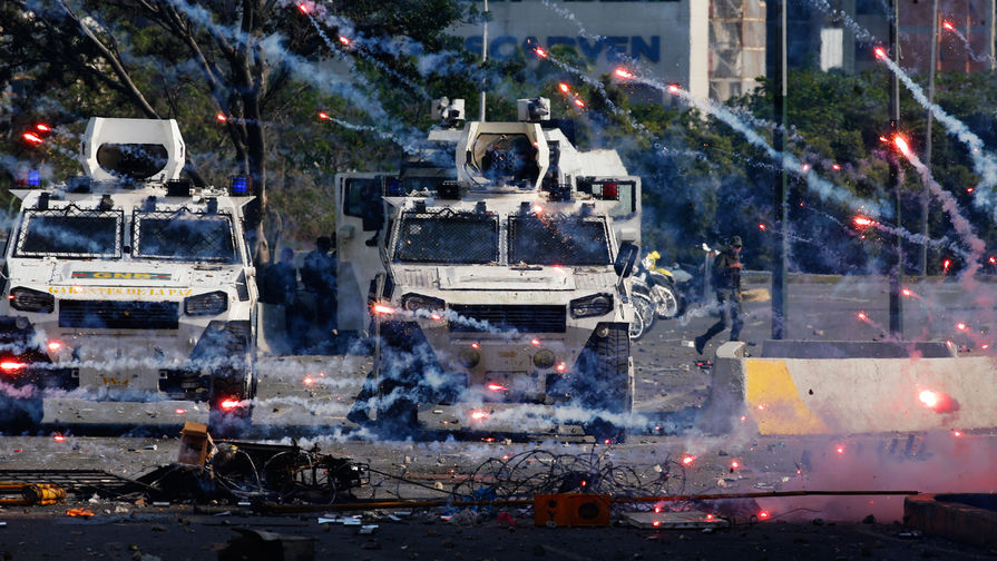Бронеавтомобили венесуэльских силовиков во время столкновений с протестующими в Каракасе, 30 апреля 2019 года
