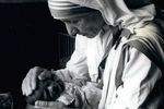 Мать Тереза держит в руках младенца-сироту