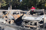 Сожженные автомобили в центре города после акций протеста, 7 октября 2020 года
