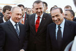 Президент России Владимир Путин, премьер-министр Турции Реджеп Тайип Эрдоган и председатель Совета министров Италии Сильвио Берлускони на мероприятиях, посвященных официальному открытию газопровода «Голубой поток», 2005 год
