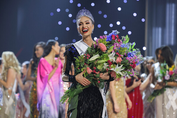 Победительница конкурса «Мисс Вселенная» Р'Бонни Габриэль после церемонии награждения, 14&nbsp;января 2023&nbsp;года