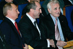 Президенты России и Армении Владимир Путин и Роберт Кочарян, французский шансонье Шарль Азнавур (слева направо) во время церемонии открытия Года Армении в России, которая состоялась в Большом Кремлевском Дворце, 2006 год 