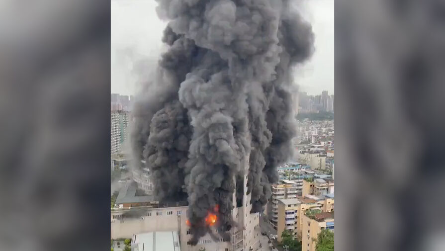 Пожар охватил четыре этажа торгового центра в Китае