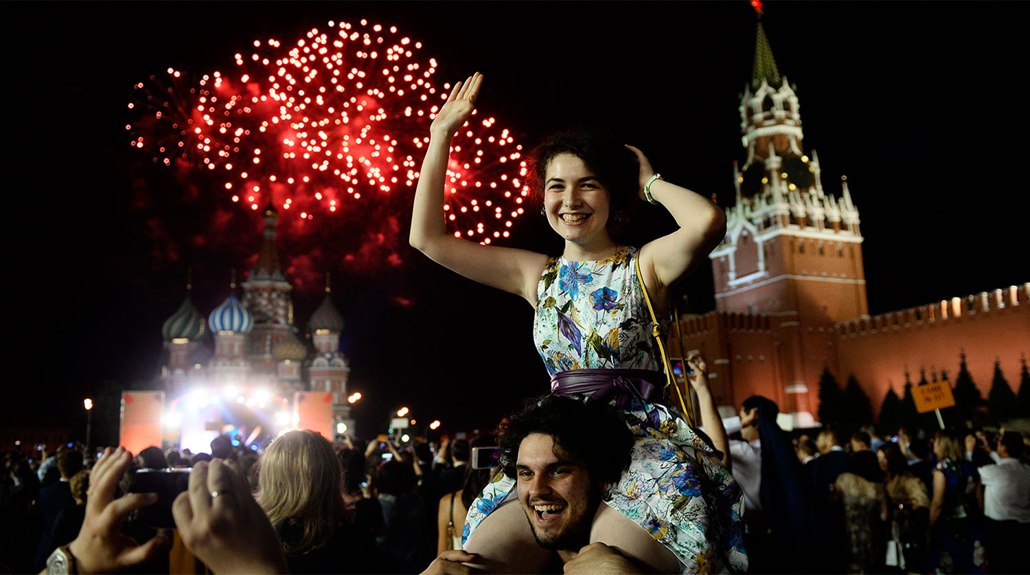 Выпускники московских школ во время празднования «Последнего звонка» на Красной площади в Москве