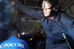 Сотрудники МЧС РФ на борту вертолета Ми-26 во время подготовки к поисково-спасательным работам пропавшего в Иркутской области самолета МЧС РФ Ил-76