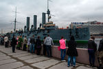 Корабль-музей крейсер первого ранга «Аврора» прибыл на постоянную стоянку у Петроградской набережной в Санкт-Петербурге