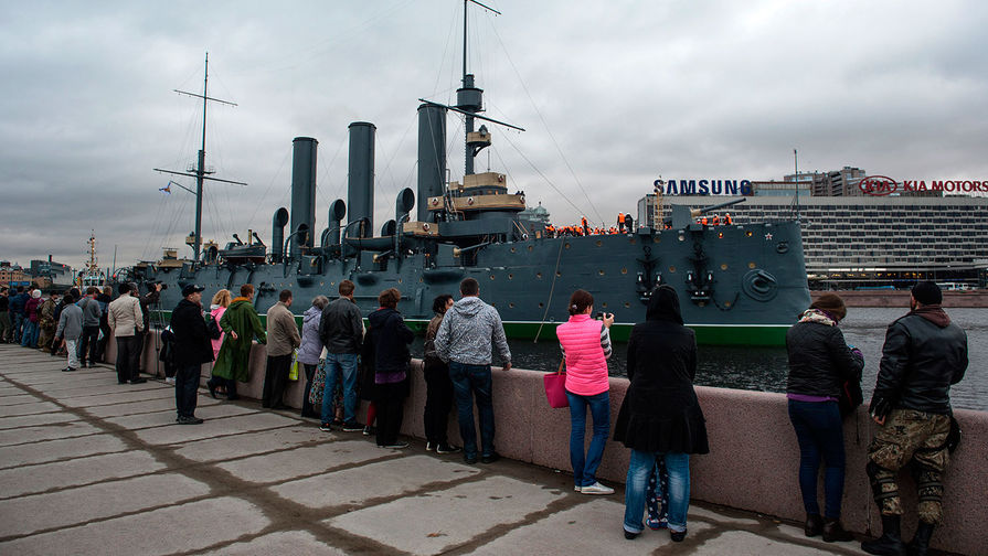 Корабль-музей крейсер первого ранга &laquo;Аврора&raquo; прибыл на&nbsp;постоянную стоянку у&nbsp;Петроградской набережной в&nbsp;Санкт-Петербурге