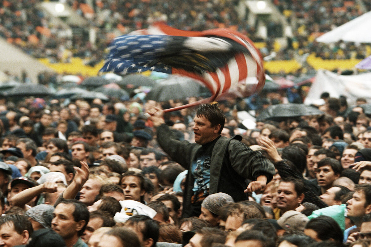 Зритель размахивает американским флагом во время концерта группы Rolling Stones в Лужниках, 11 августа 1998 года
