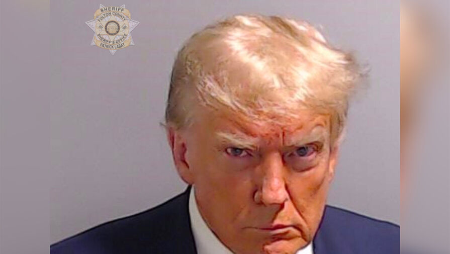 Трамп составлял списки дел для подчиненной на секретных документах