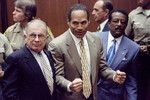О.Джей Симпсон с адвокатами радуется оправдательному приговору в суде по делу об убийстве жены Николь, Лос-Анджелес, 1995 год
