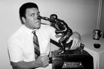 <b>Мохаммед Али</b>
<br><br>
Легендарный американский боксер Мухаммед Али начал испытывать тремор и проблемы с координацией движений еще до завершения спортивной карьеры. В 1981 году он ушел из бокса, а спустя три года ему поставили диагноз «болезнь Паркинсона». По мнению многих врачей, причиной заболевания могли стать многочисленные удары по голове, которые спортсмен получал во время боев. Несмотря на прогрессирующее заболевание, Али продолжал активно участвовать в общественной жизни и заниматься благотворительностью: помогал в сборе средств на исследования болезни, а в 1997 году вместе с врачом Авраамом Либерманом и филантропом Джимми Уокером основал Центр по изучению болезни Паркинсона на базе госпиталя Святого Иосифа в Фениксе. Сегодня это один из ведущих медицинских центров США, специализирующийся на расстройствах двигательной функции, помогающий не только пациентам, но и их семьям. В 2016 году Мухаммед Али умер на 75-м году жизни.
