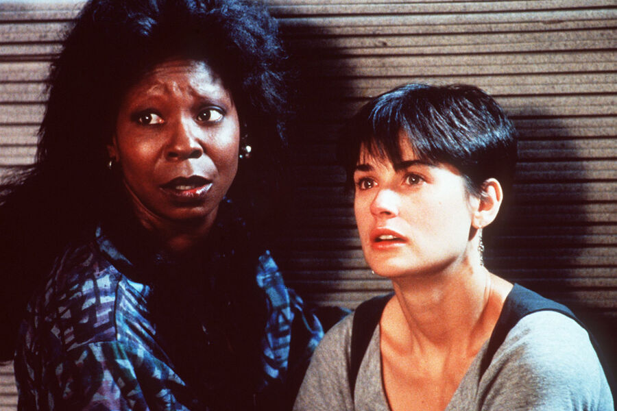 <b>«Привидение» (1990)</b>
<br><br>
Благодаря этой картине Вупи Голдберг стала первой темнокожей женщиной за&nbsp;50 лет, удостоенной «Оскара» как лучшая актриса второго плана. В&nbsp;романтическом фильме об отношениях девушки Молли (Дэми Мур) и призрака ее жениха Сэма (Патрик Суэйзи) Голдберг сыграла медиума-шарлатана. Она, способная контактировать с&nbsp;привидением, может помочь Сэму защитить девушку от грозящей ей опасности, но не очень хочет это делать.
