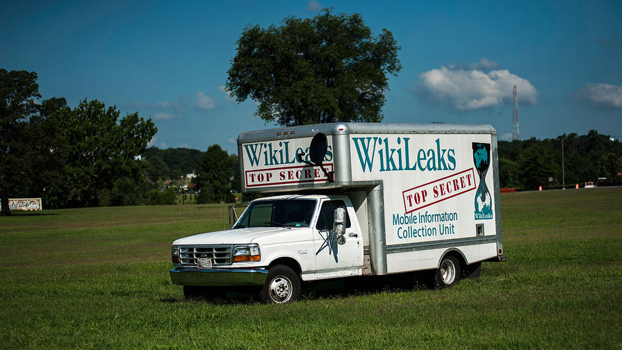 Фургон судебного художника WikiLeaks Кларка Стокли во время процесса над Брэдли (Челси) Меннинг в Форт-Мид, штат Мэриленд, 2013 год