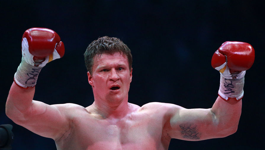 Российский боксер Александр Поветкин празднует победу в бое