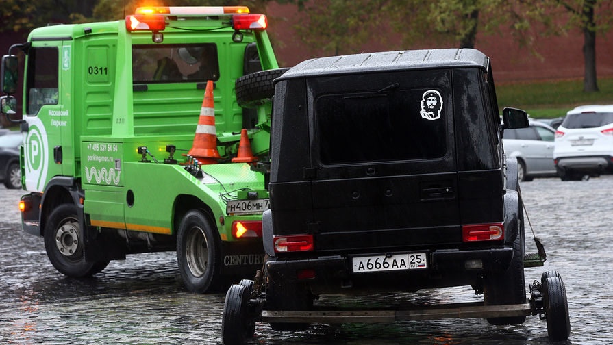 Эвакуация автомобиля Mercedes, владелец которого въехал на&nbsp;Васильевский спуск с&nbsp;угрозами взорвать транспортное средство, 3 октября 2018 года