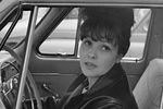 Белла Ахмадулина за рулем своего автомобиля, 1965 год
