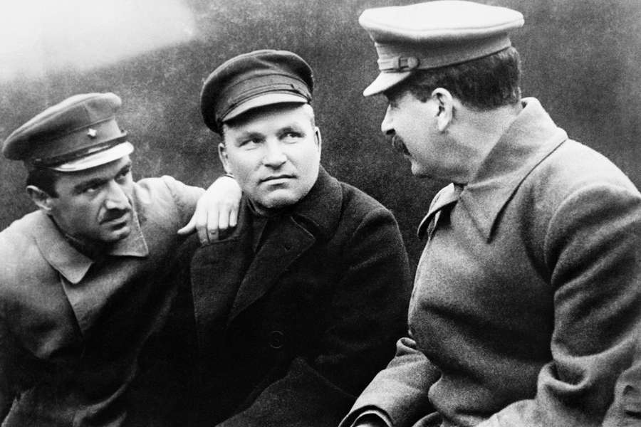 Руководители партии и советского государства Анастас Микоян, Сергей Киров и Иосиф Сталин (слева направо) за беседой, 1934 год