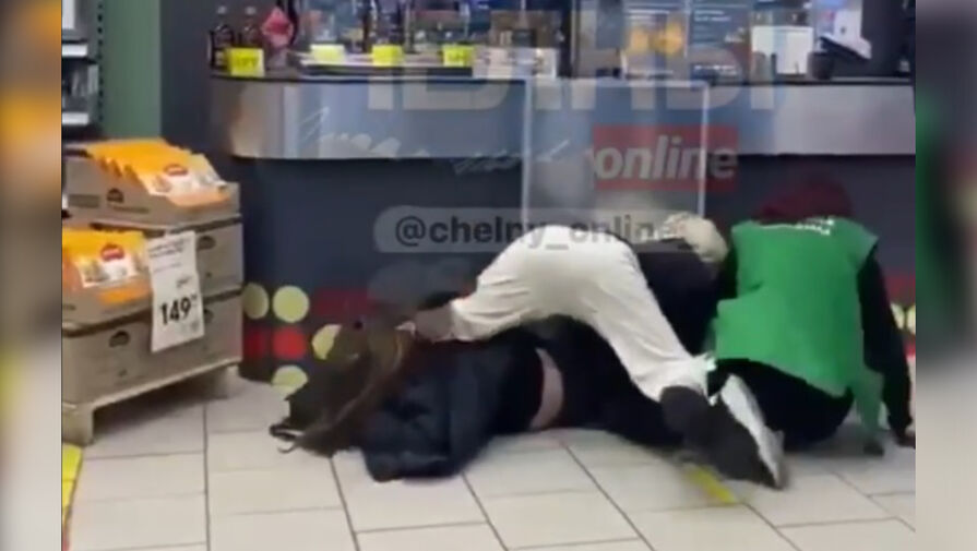 В Набережных Челнах юные девушки устроили драку с продавцами магазина