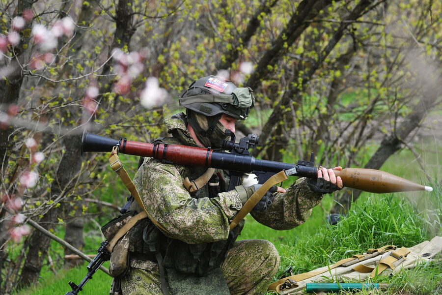 Военнослужащий подразделения ВДВ с гранатометом во время подготовки штурмовых групп на полигоне в южном секторе СВО