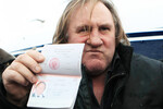 Жерар Депардье демонстрирует свой российский паспорт в аэропорту Саранска, 2013 год