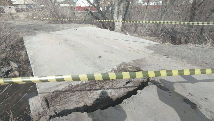 В Алтайском крае обрушился мост
