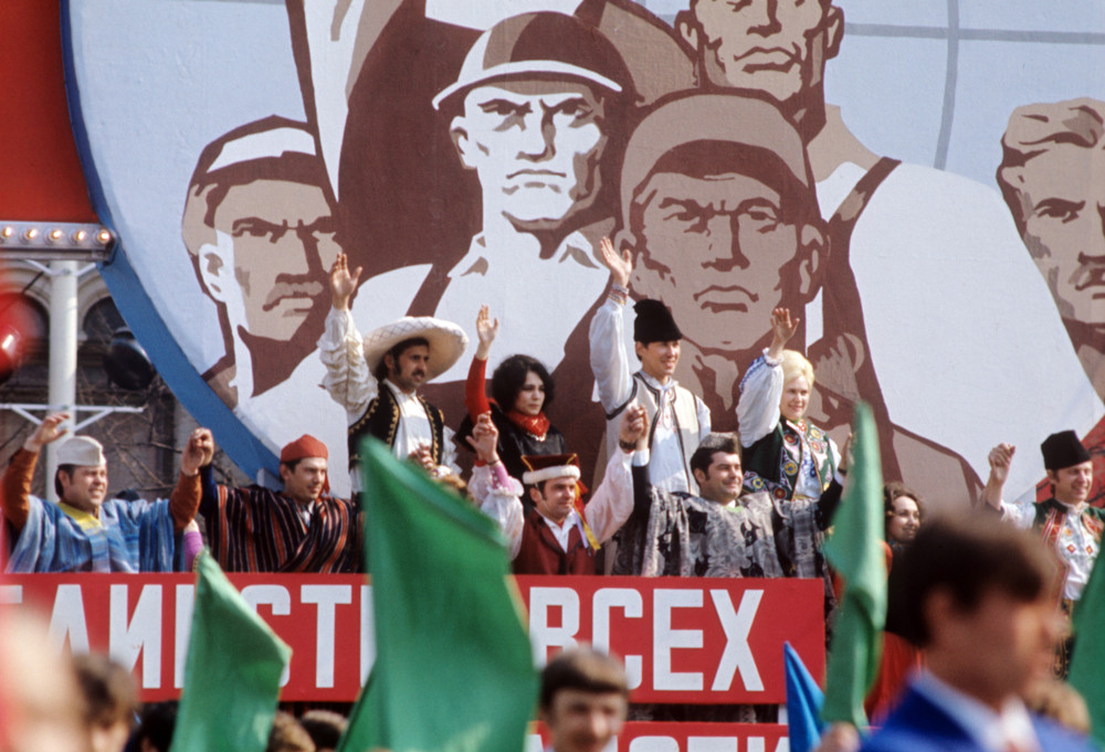 Праздничная первомайская колонна на Красной площади. 1974 год.