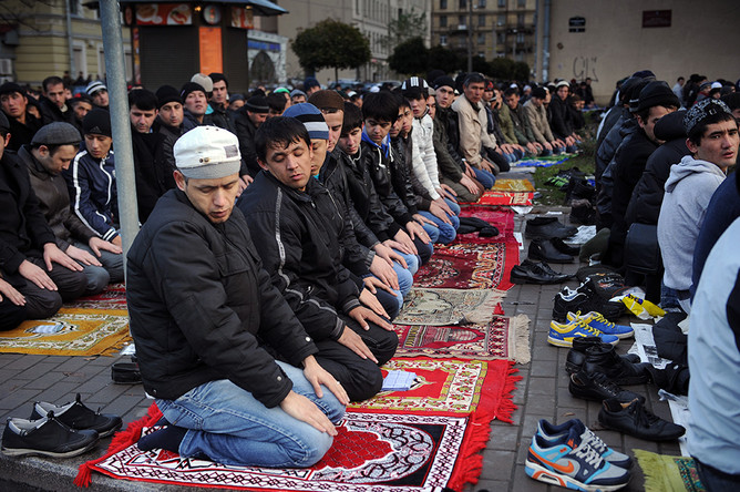 Регулярно молятся 25% мусульман и 17% православных