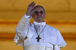 Папа римский Франциск I приветствует мир с балкона собора святого Петра