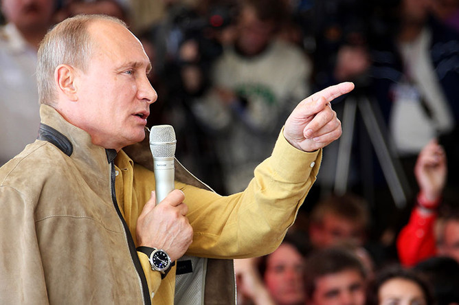 Владимир Путин прилетел на Селигер и пообщался с участниками одноименного молодежного форума