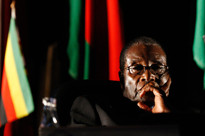 Роберт Мугабе руководит Зимбабве уже три десятка лет