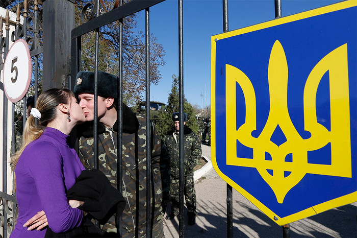 Украинский военнослужащий на&nbsp;территории военного объекта в&nbsp;80 километрах юго-западнее Симферополя