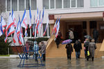 Жители Симферополя на одном из избирательных участков во время голосования на референдуме о статусе Крыма