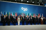 Церемония совместного фотографирования глав делегаций государств — участников саммита «Группы двадцати», приглашенных государств и международных организаций