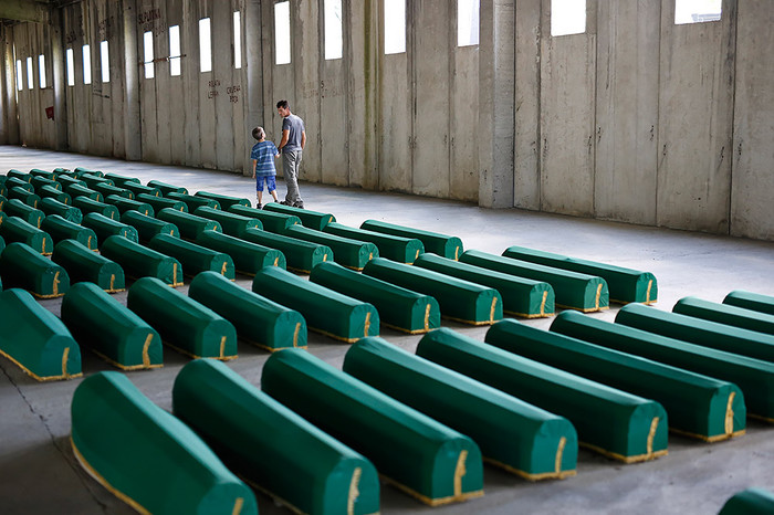 Гробы с&nbsp;опознанными жертвами резни в&nbsp;Сребренице
