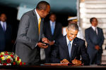 Президент Барак Обама оставляет запись в гостевой книге в аэропорту Найроби
