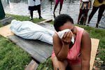 Женщина оплакивает своего супруга, погибшего во время урагана «Катрина» в Новом Орлеане, 31 августа 2005 года