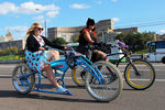 Участницы велокарнавала, приуроченного ко Всемирному дню без автомобиля, в Парке Победы в Москве