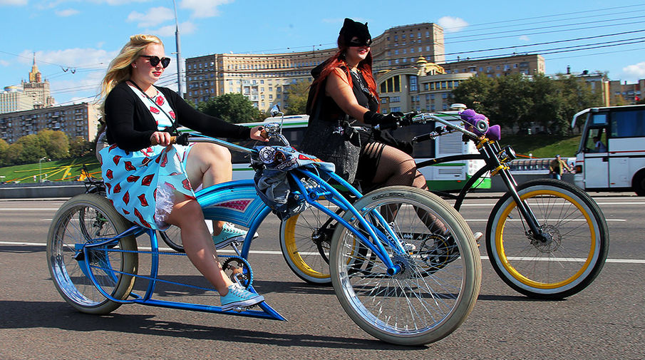 Участницы велокарнавала, приуроченного ко Всемирному дню без&nbsp;автомобиля, в&nbsp;Парке Победы в&nbsp;Москве