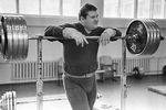Советский штангист Леонид Жаботинский готовится к пробному толчку предельного веса, 1969 год