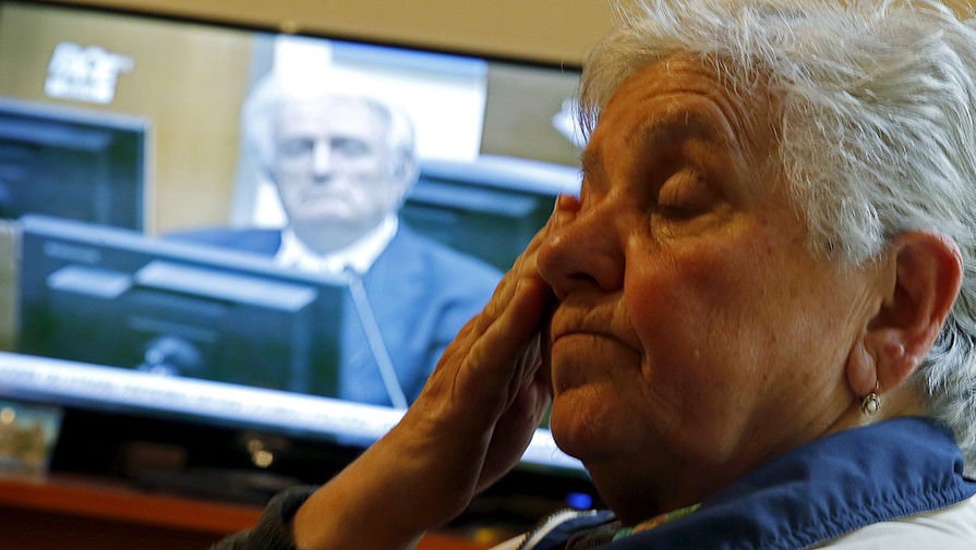 Родственница погибших в&nbsp;Сребренице смотрит трансляцию из&nbsp;зала суда во время вынесения приговора Радовану Караджичу