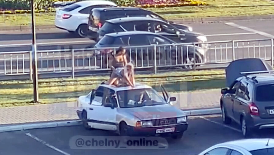 Девушки имитировали секс на крыше авто перед зданием мэрии Набережных Челнов